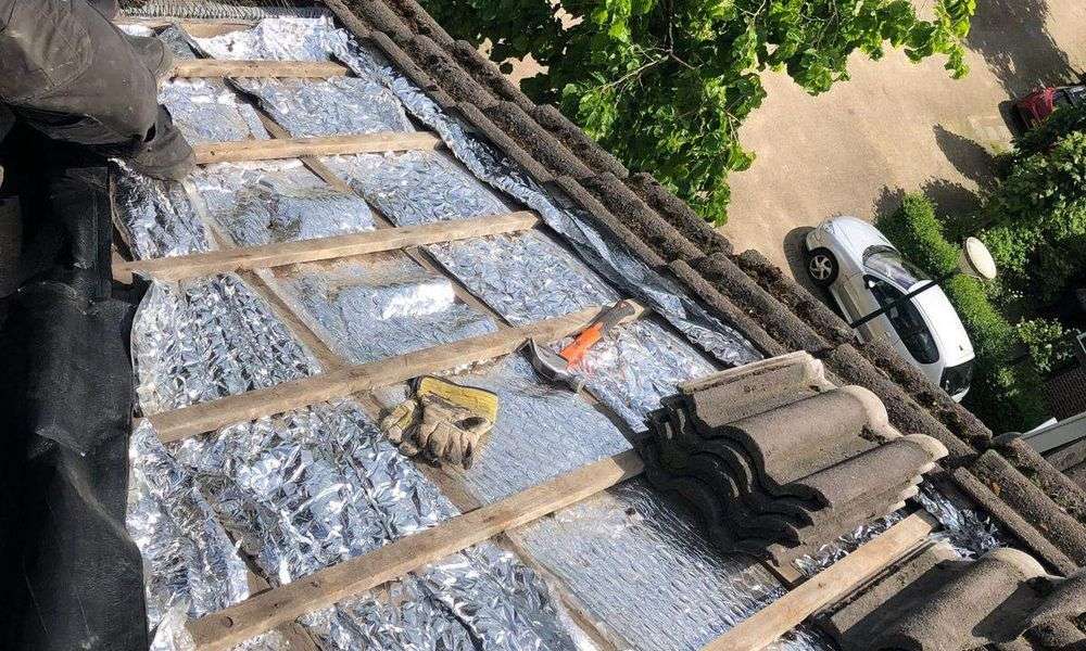 Nieuwe panlatten met dakpannen in Kampen