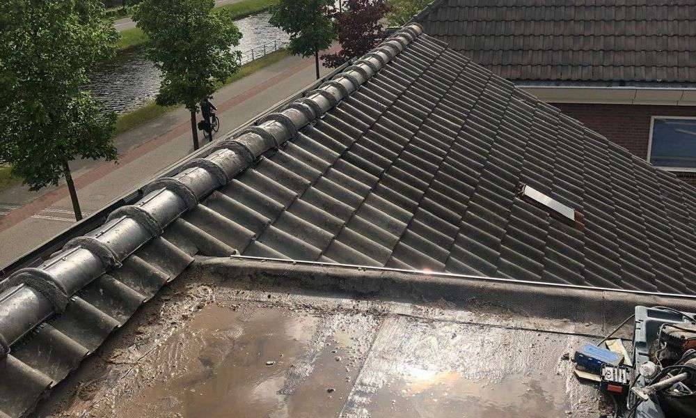 Plat dak op dakkapel met water